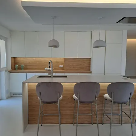 Apartment Beachfront 3bdr On Marginal Boulevard *